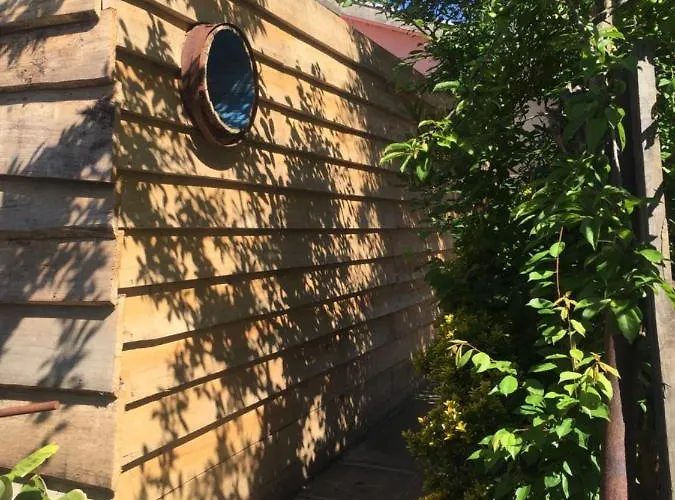 Деревянный коттедж Surf Camp *